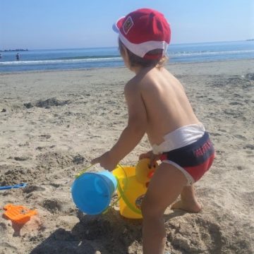 Cum îți protejezi copiii de soare: reguli esențiale pentru bebeluși și copii mici