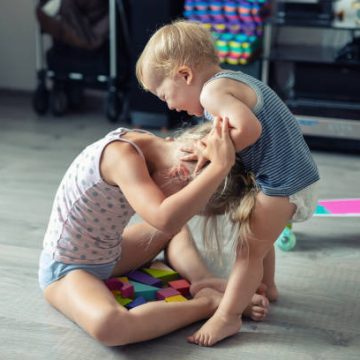 Copilul lovește – cauze reale și soluții eficiente pentru părinți conștienți